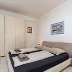 Six-bedroom In Casa vacanze *