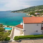 Six-bedroom In Casa vacanze