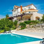 Six-bedroom In Casa vacanze *