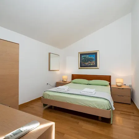 Six-bedroom In Primošten