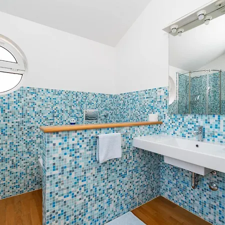 Six-bedroom In Tatil Evi Primošten