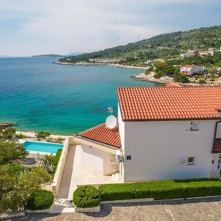 Six-bedroom In Tatil Evi