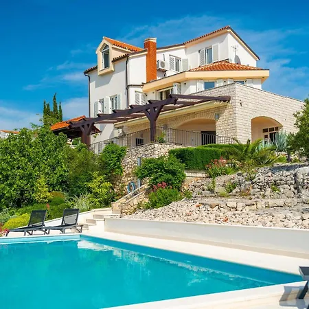 Six-bedroom In Tatil Evi *