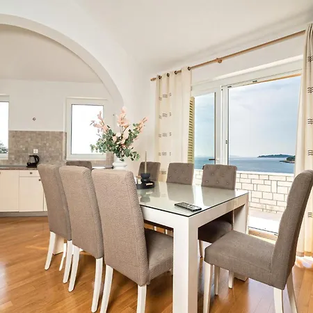 Six-bedroom In *