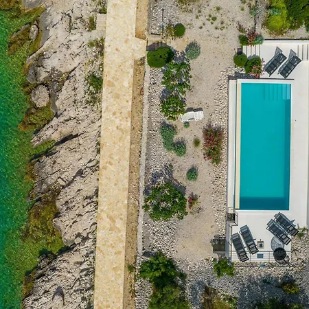 Six-bedroom In Tatil Evi