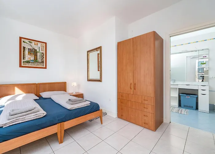 Six-bedroom In בית נופש