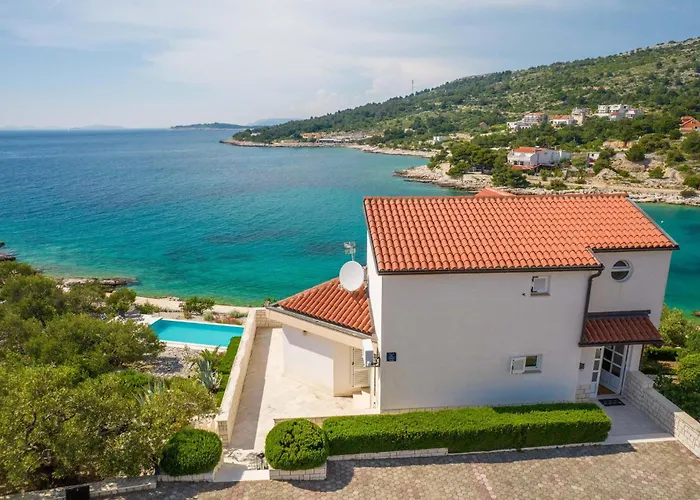 Six-bedroom In בית נופש