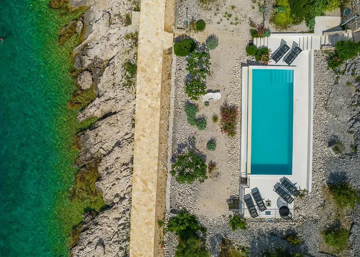 Six-bedroom In בית נופש